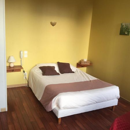 Hotel Au Père Tranquille Tinchebray-Bocage Esterno foto