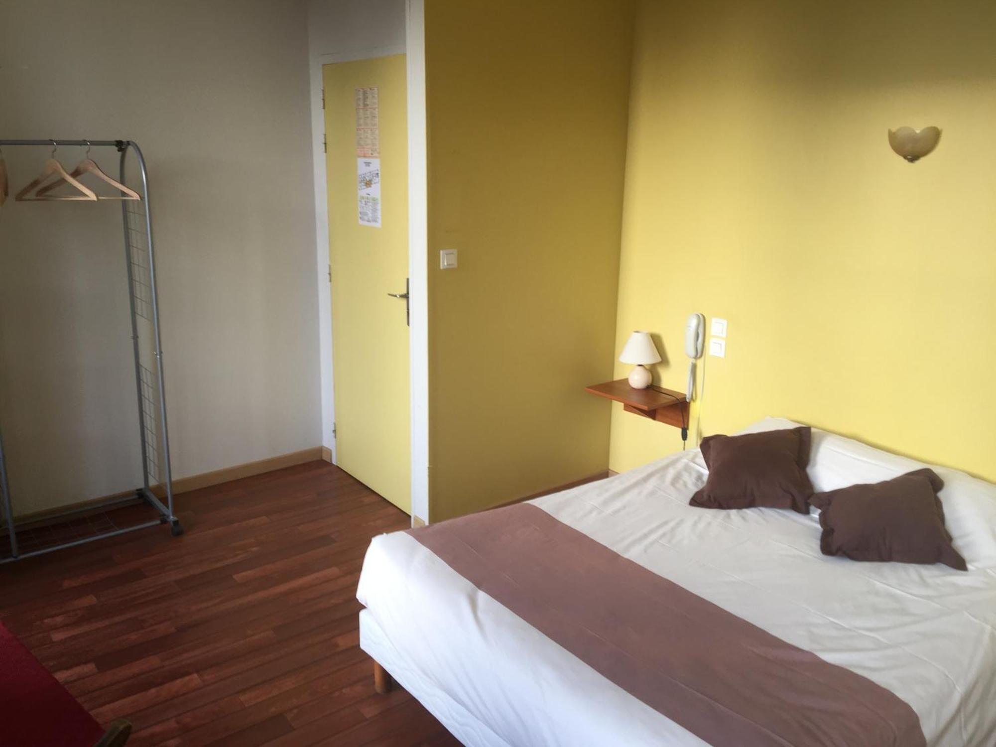 Hotel Au Père Tranquille Tinchebray-Bocage Esterno foto