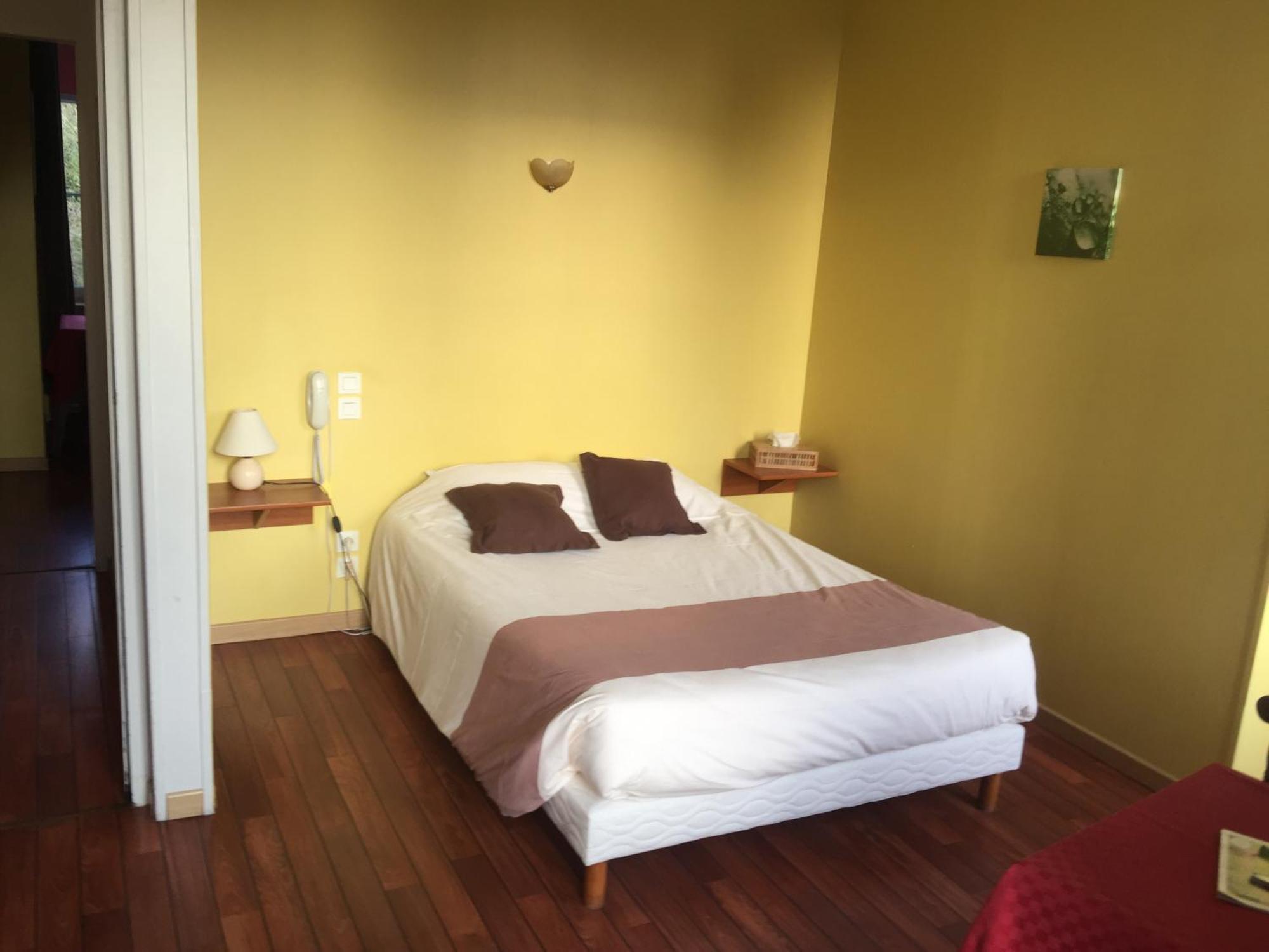 Hotel Au Père Tranquille Tinchebray-Bocage Esterno foto