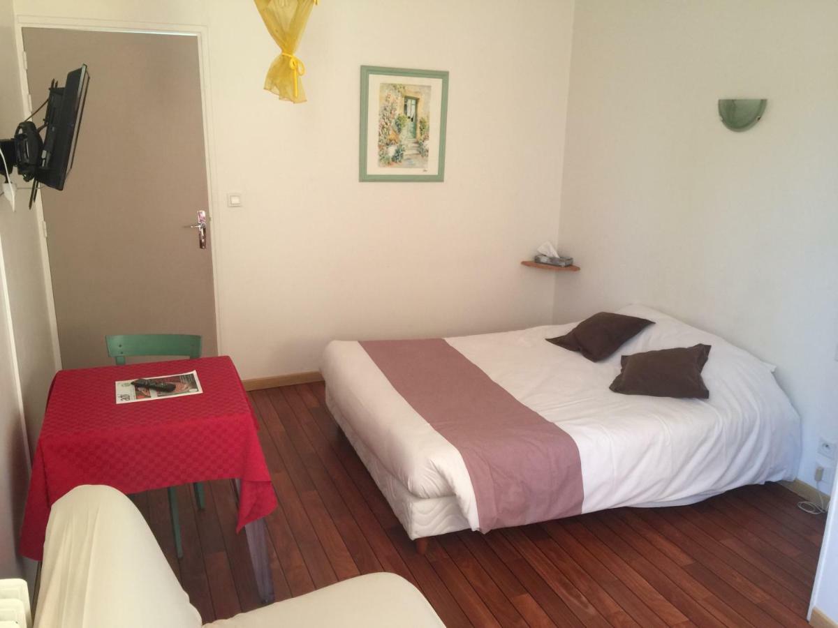 Hotel Au Père Tranquille Tinchebray-Bocage Esterno foto